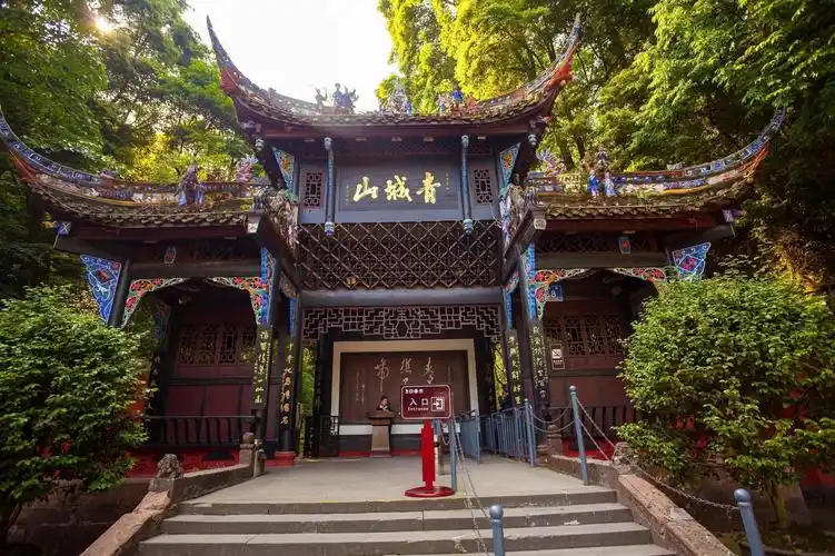 可以注意两边的风景其他就真的没什么了,青城山不是一个坑人的豪华