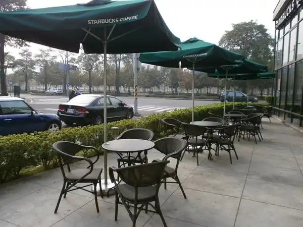 高雄农十六公园前的星巴克(明伦门市)~很有美术馆的fu