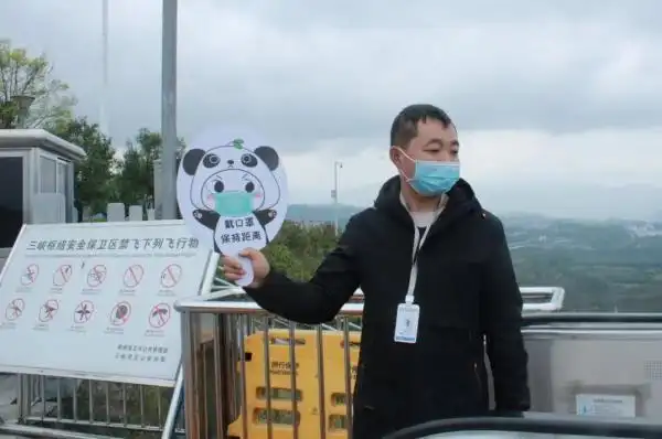 工作人员手拿提示牌引导游客  摄影:韩伶娟