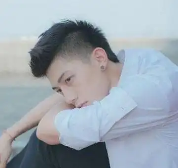 男生小飞机头短发发型很适合脸长的男生飞机头图片示例