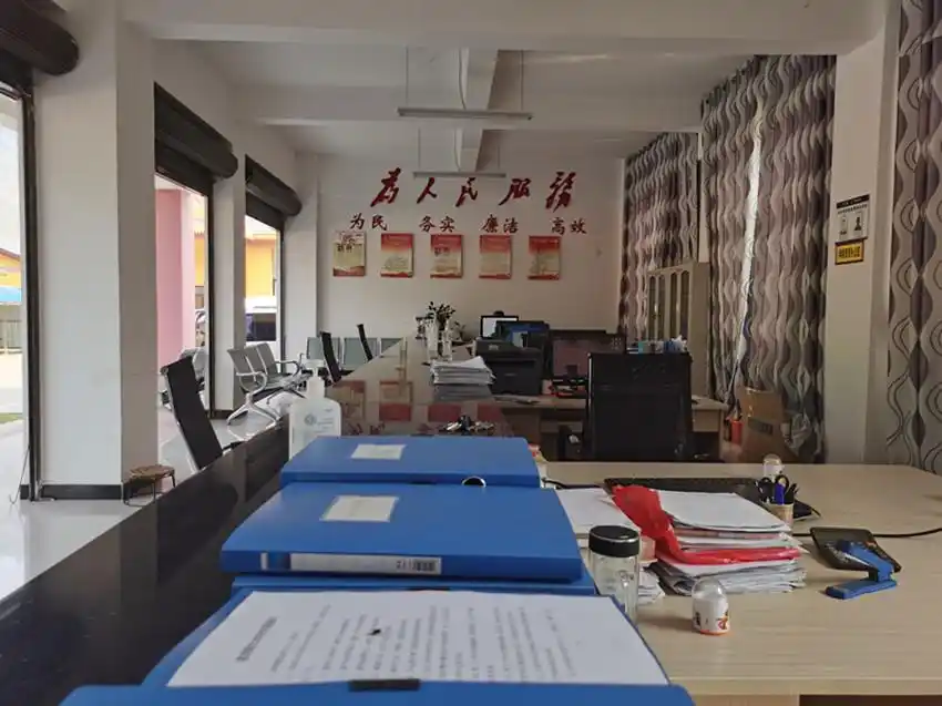 图为村委会办事大厅,方便群众一站式办理相关业务.