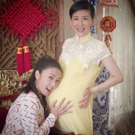 阿娇为吴君如庆生薛凯琪搞怪晒吴君如大肚照