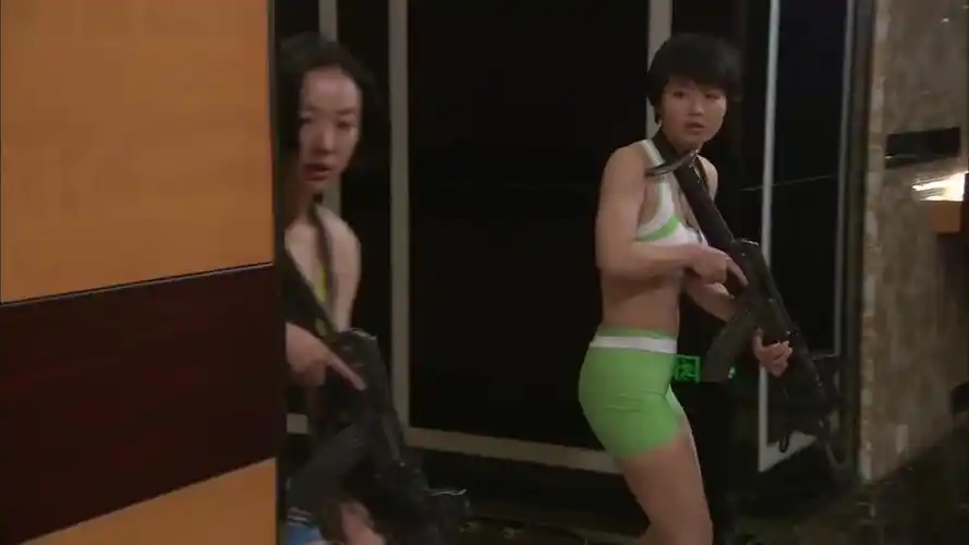 特种兵之火凤凰:警方与女兵取得联系,救援就在路上