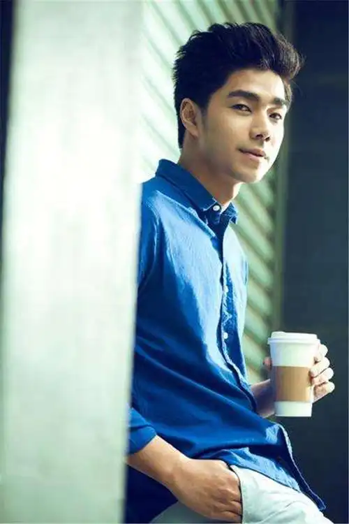 对于袁成杰的认识都是在早年举办的《我型我秀》中,当时的他年轻有才