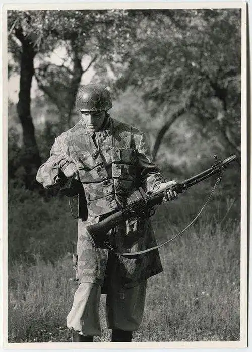 德军空降部队新式武器二战中生产数量很少成为收藏家的宝贝