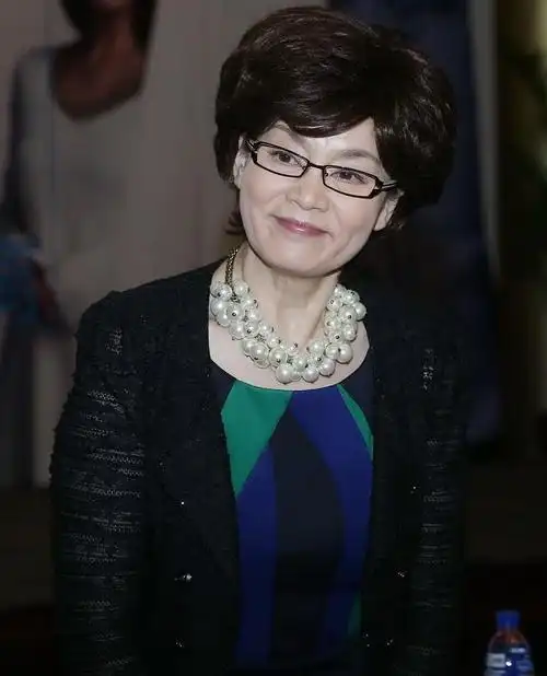 65岁潘虹依然孤傲穿套裙配葡萄珍珠项链贵族气质太深入人心