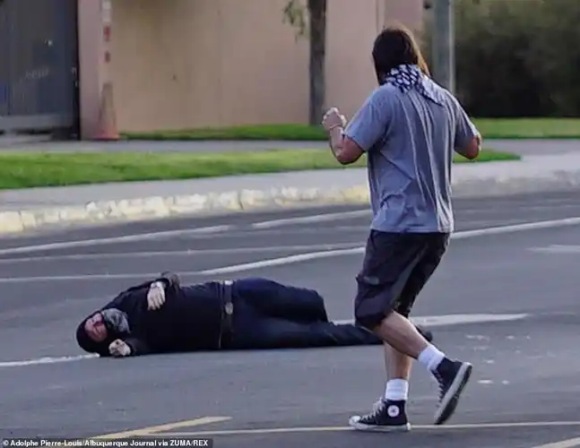 抗议者中枪后倒地.(图源:每日邮报)