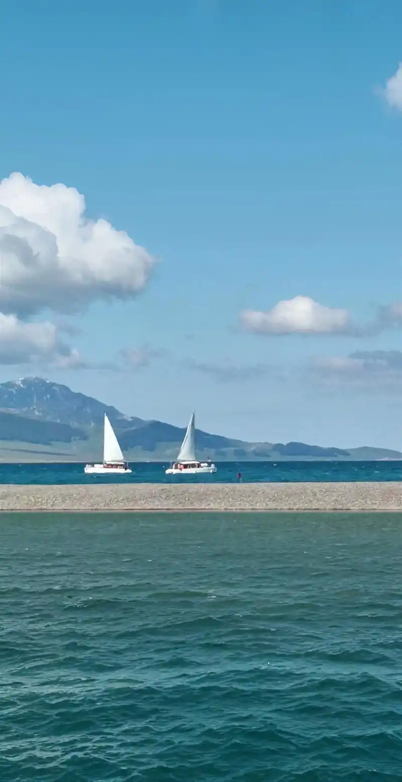 ai扩图 #赛里木湖 #新疆美景 "一半山川,一半湖海