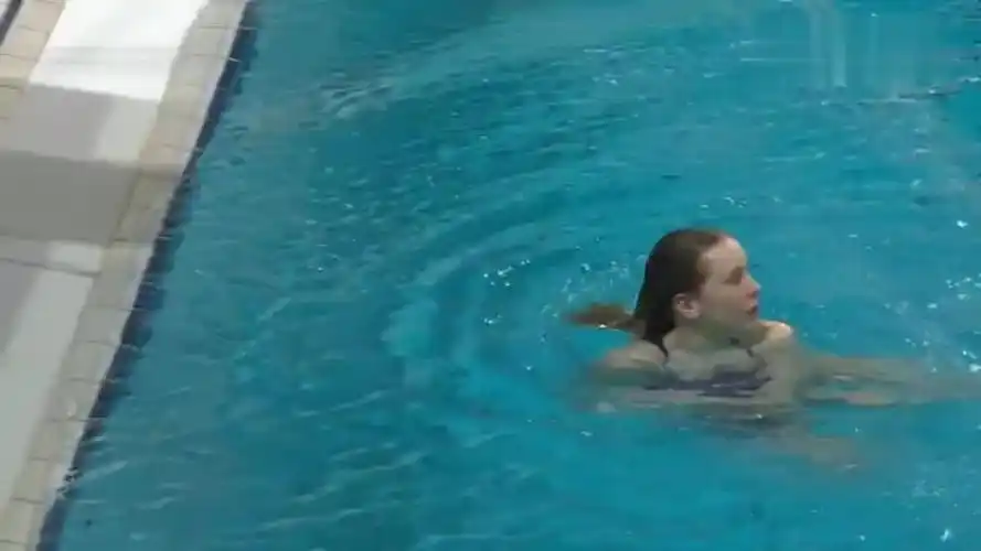 跳水经典:女子跳水尴尬一幕,这个镜头连运动员自己都笑了