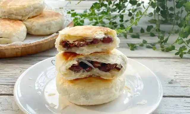 层层香酥的红豆饼在家就能做,不用烤箱不用烤,一看就会做_面团_美食