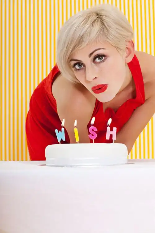 吹生日蜡烛的外国美女高清图片