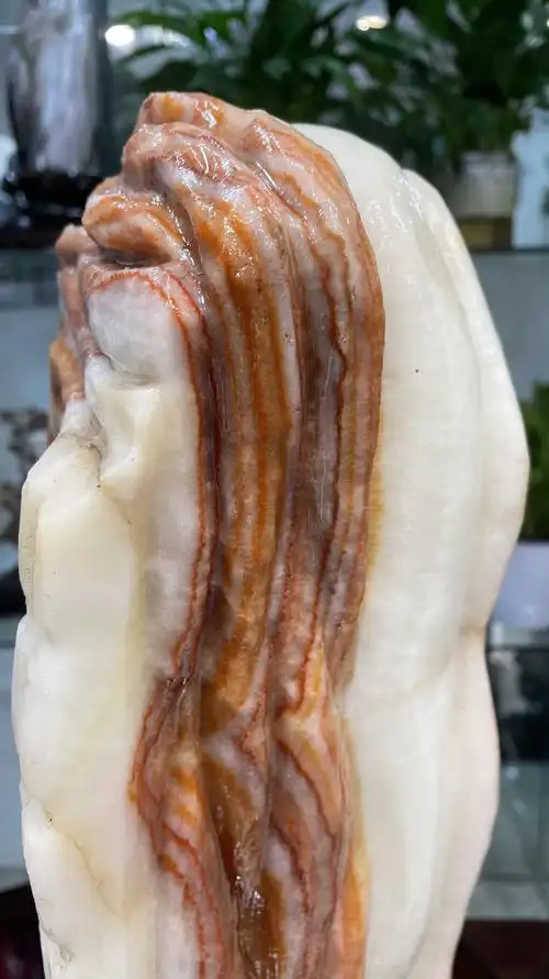 猪肉石系天然石种,多数属沉积岩,硅质岩或变质岩,是在地质运动过程中