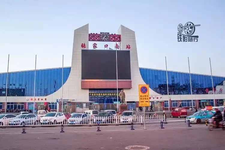 张家口南站站房,站前矗立着詹天佑的雕像(拍摄:季云柯)封存在张家口