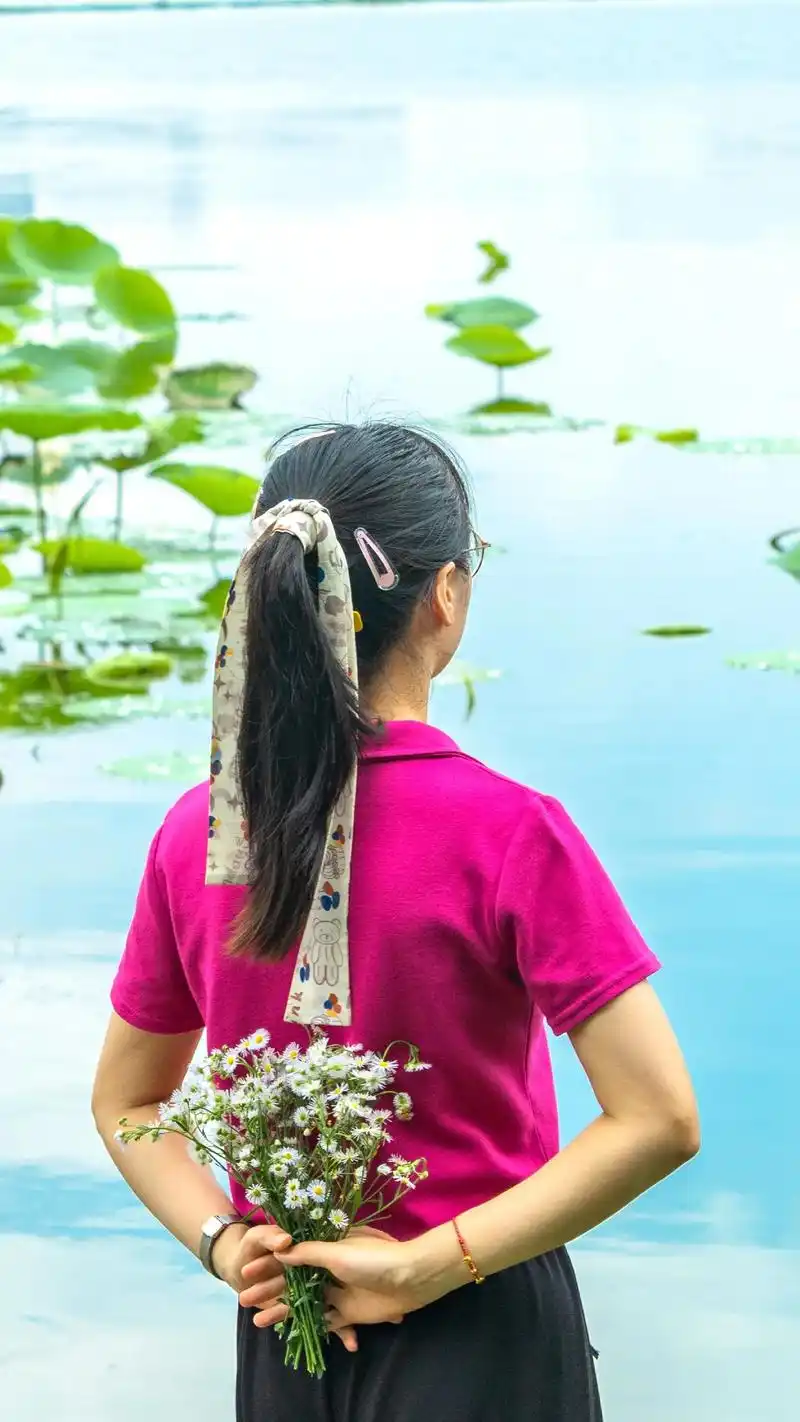 荷花好看,人也好看#摄影 #荷塘美景 #人像摄影  - 抖音