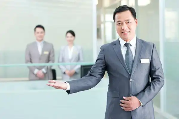 前台的工作人员作出邀请手势