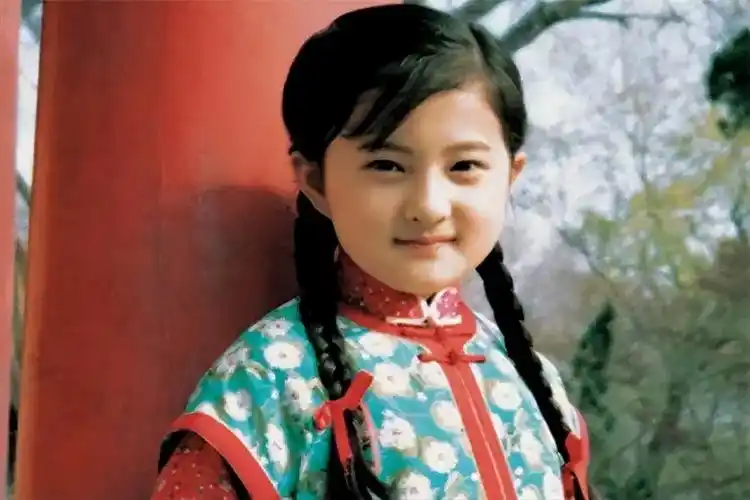 回顾琼女郎"小婉君"43岁不婚不育,单身住豪宅,才是