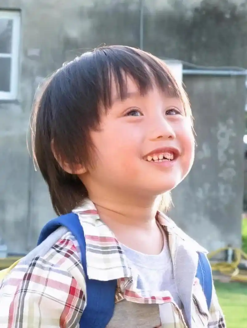 2岁出道,千万片酬被亲爸后妈挥霍一空,童星小彬彬17岁现状如何