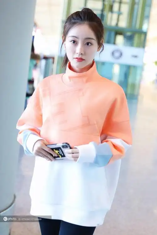 街拍祝绪丹橘色卫衣黑色leggings短袜老爹鞋休闲活力