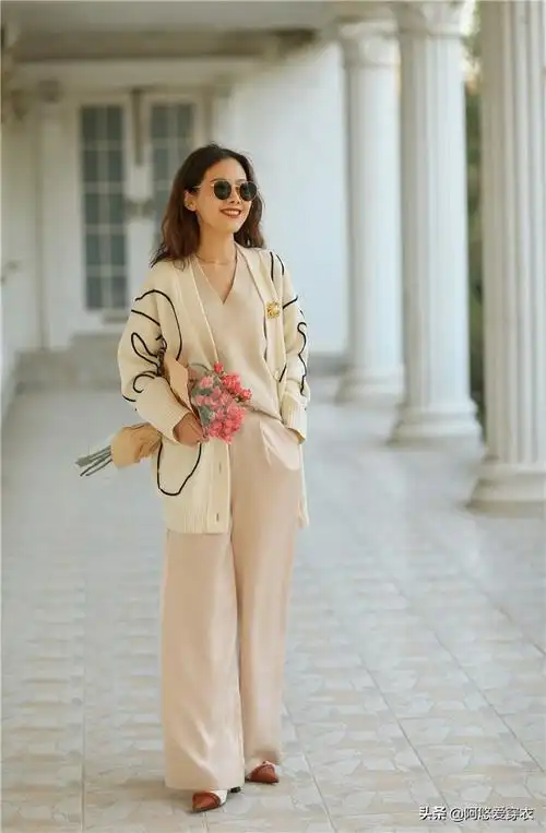 米色裤子搭配什么颜色上衣图片(怎么搭配米色裤子优雅好看)_小强知识
