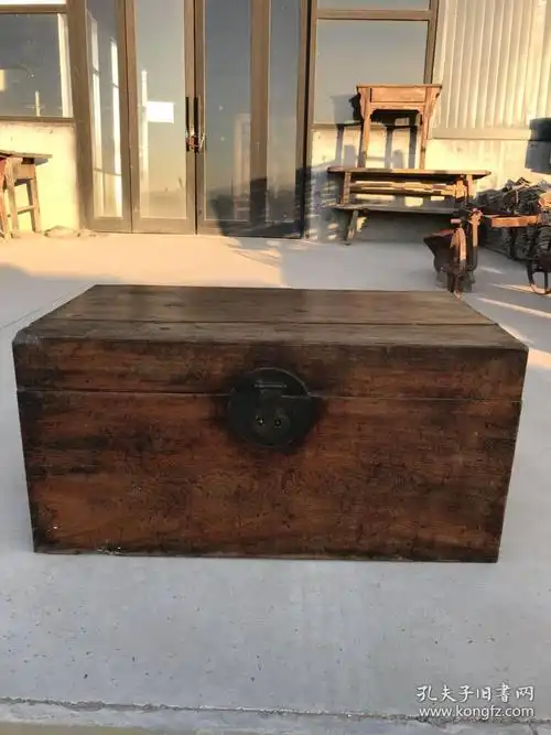 清代老樟木箱,保存完整无损  ,品相如图,长93cm,宽53cm,高45.5cm