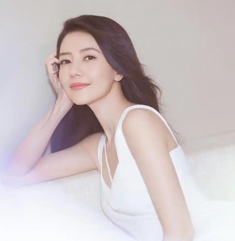 高圆圆:自然美的气质女神 高圆圆的自然状态让人羡慕不已,她的美丽不