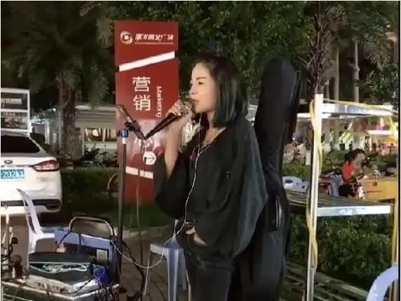 花姐狂浪走红之谜:千万粉丝背后,她经历了什么?