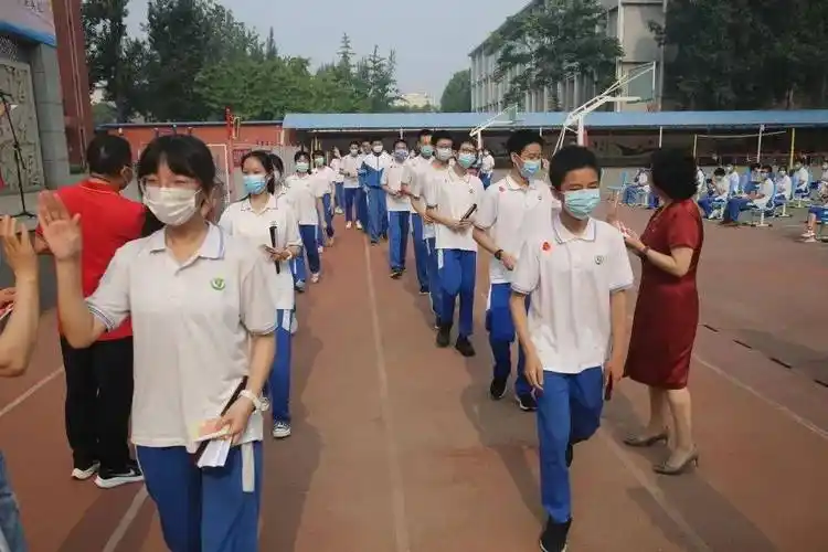 北京市和平街第一中学为初三考生准备了一把扇子作为毕业礼物,寓意着"