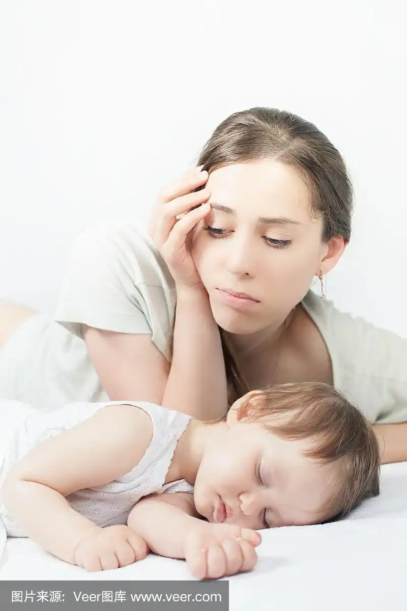 抑郁的女人,熟睡的孩子