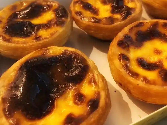 这是澳门最有名的葡式蛋挞,蛋挞皮酥脆酥脆的,里面的馅软软甜甜的