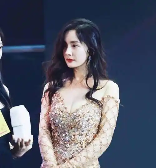 原创杨幂红毯现场变装黑白拼色裙秀美腿化身辣妹秀婀娜多姿好身材