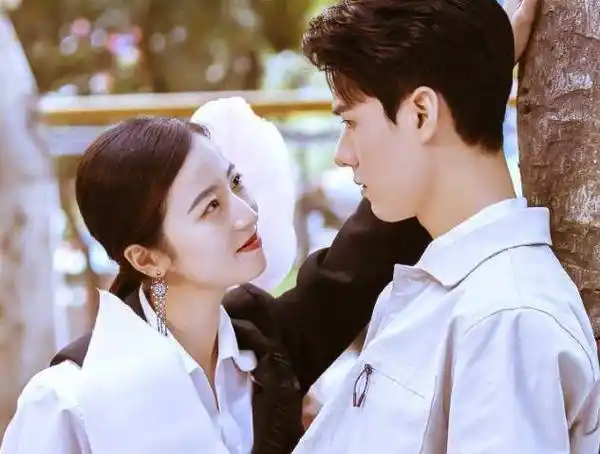 被誉为男神收割机,却怎么都捧不红_周雨彤_肖战_合作