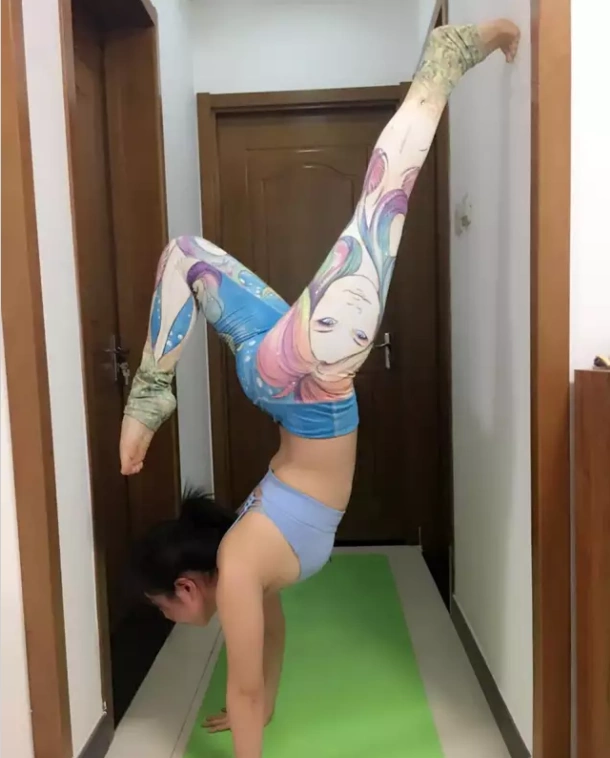 1/6 美女在家中练瑜伽,身材匀称红润,全身柔若无骨