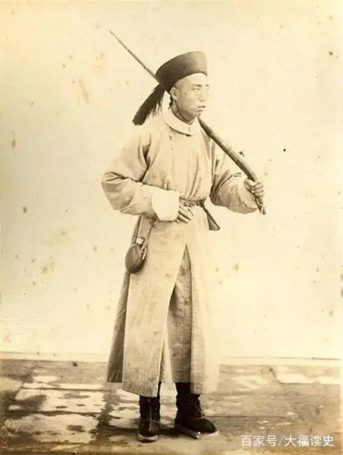 准备操练准备的清朝士兵.