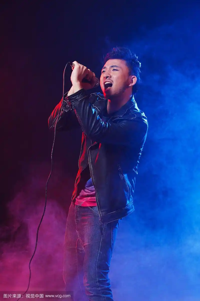 酒吧里唱歌的年轻男人