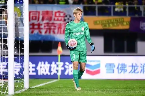 首先,青岛西海岸在门将位置还引进了吴龑和石笑天两位国门级强援.