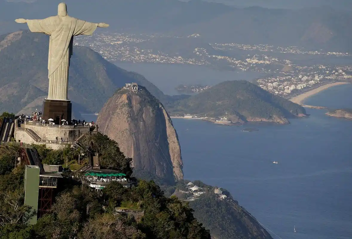 里约热内卢基督像(救世基督像,葡萄牙语:cristo redentor)也叫巴西