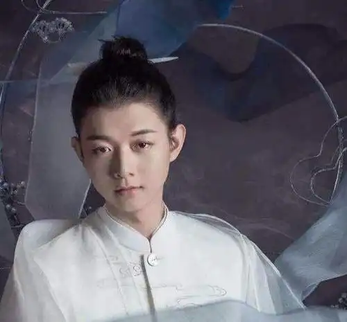 放飞自我?霍尊肚兜造型神似哪吒 网友:还我仙尊