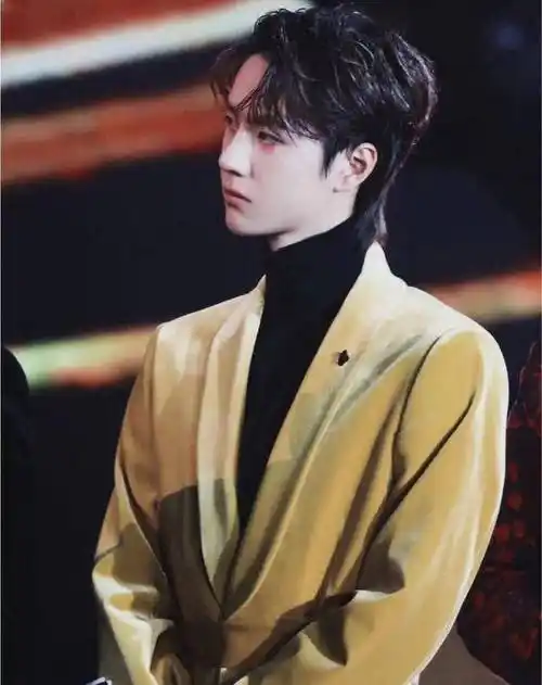 22岁王一博,身穿丝绒绑带西装,化身贵气小王子!_造型_的设计_黑色