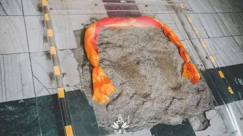 的走上这里,驻足此处,拜诵《华严经》久而久之,地上留下了一双脚印