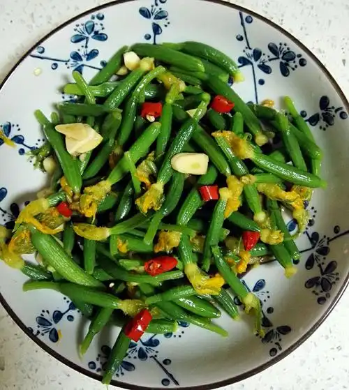 p>《凉拌顶花小黄瓜》是一道中国民间传统家庭美食,由小黄瓜烹饪而成