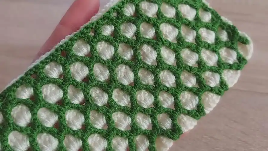 毛线编织教学,双色网格花纹的钩织方法!