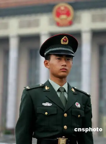 大家觉得是军队里的常服好看和当年beyond乐队的军服好看?