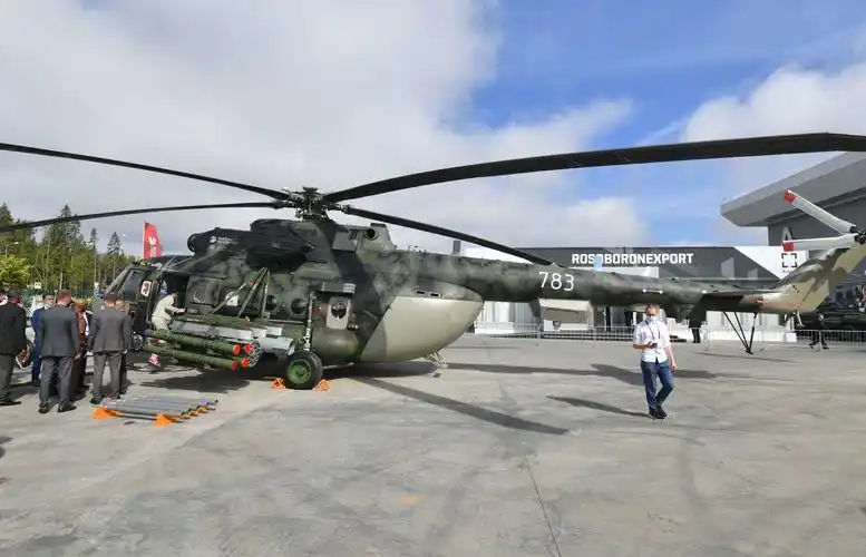 2020" 国际军事技术论坛武器展中的一架米-171sh"风暴"武装运输直升机