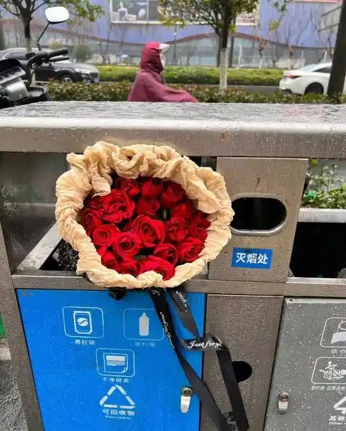 真有人去垃圾桶捡玫瑰?