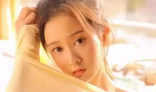 丈夫出轨当街家暴我,我反手给他一棍子过去,说:全都给我去死