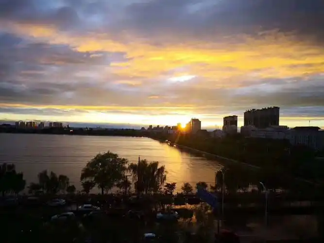 雨过天晴,太阳露出了笑脸