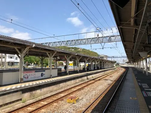 一个传统的日本小城镇车站站台