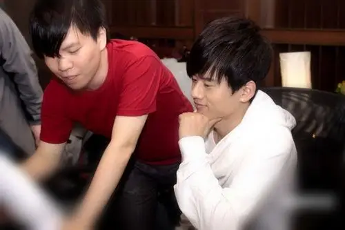 张杰深夜录歌感动异常与常石磊兄弟情深