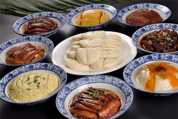 八大碗是传统的山东饮食文化的传承,并且菜品丰富,物美价廉,在消费者