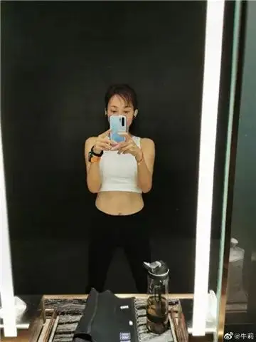 45岁牛莉晒健身照秀出马甲线谁还敢说中年妇女很肥腻